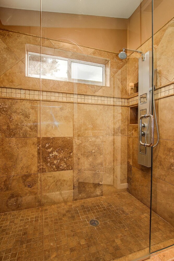 SLS Verde Luxury Estate with FREE Heated Pool Spa Pool Table & Muc - photo 16