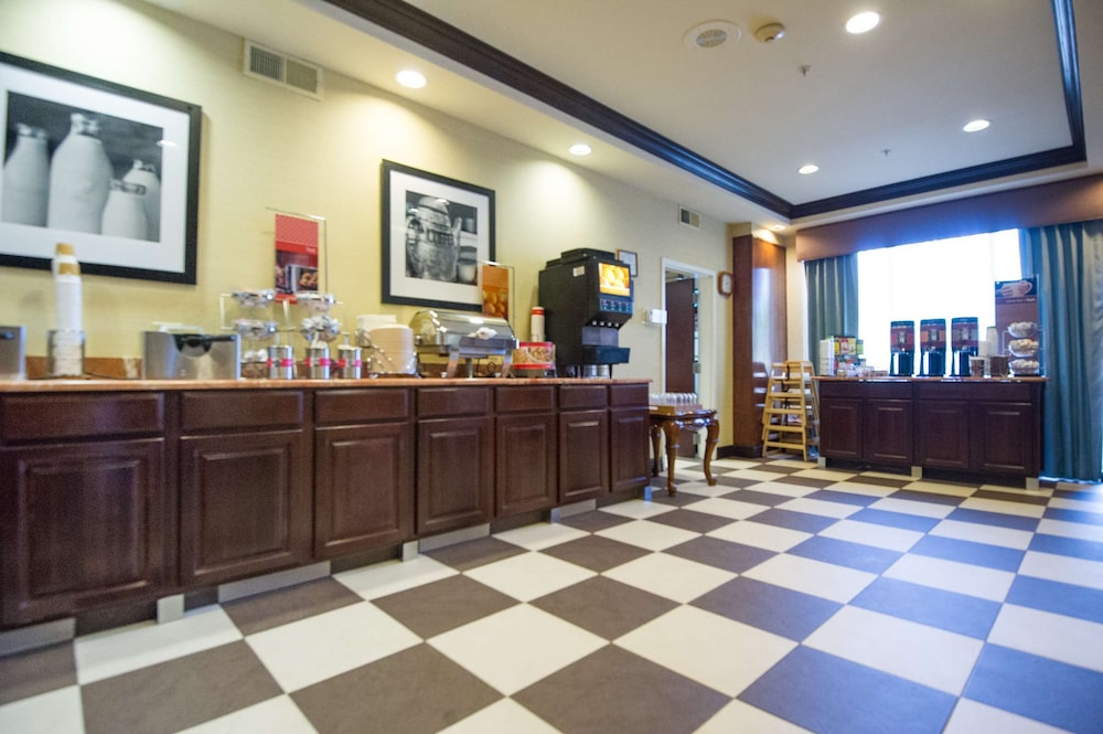 Hampton Inn Brattleboro - photo 19