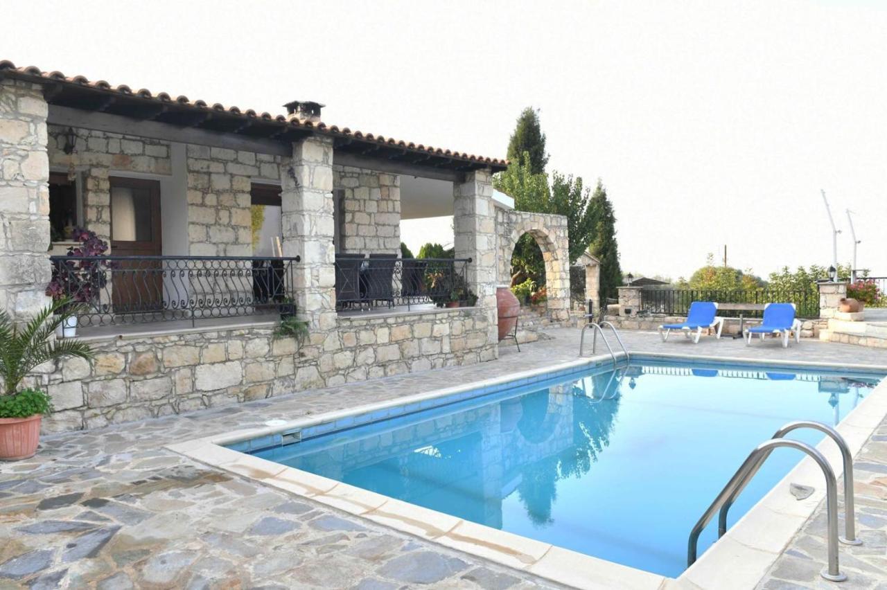 Lasa Black Rock Villa