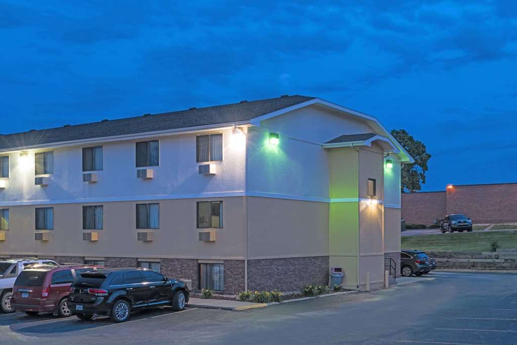 Super 8 by Wyndham Omaha NE - photo 2