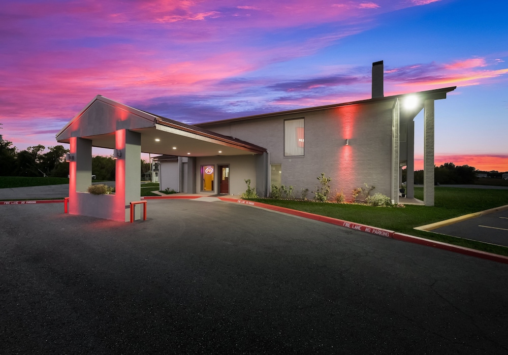 Red Roof Inn Madisonville - photo 25