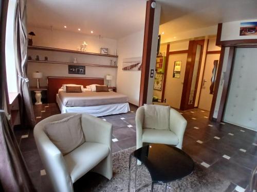 Loft Chic Au Coeur D Orange Hypercentre Tout Equipe in Orange, France