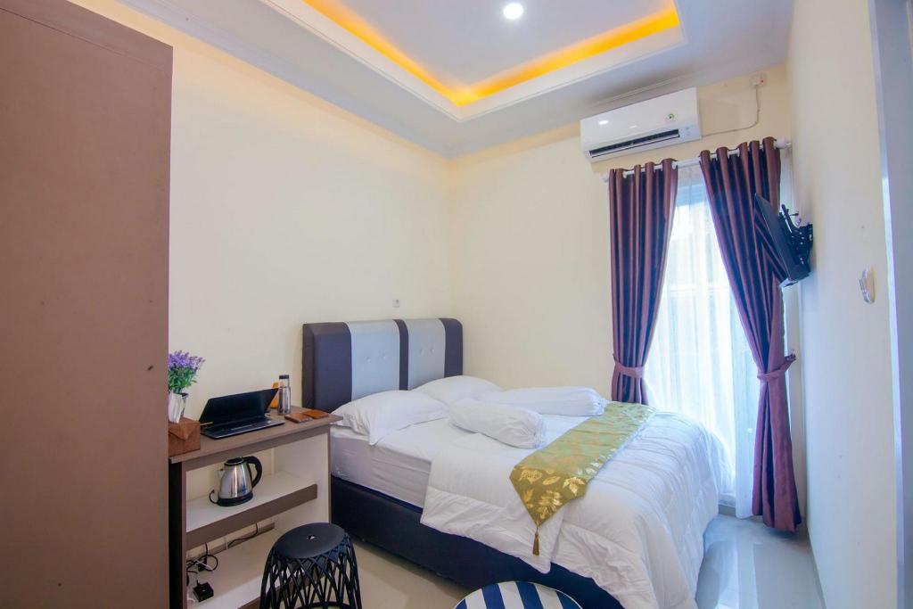 RedDoorz syariah near Universitas Islam Riau — hotel near Sultan Syarif Kasim II International Airport / Roesmin Nurjadin AFB