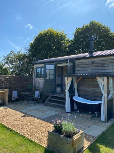 The Rabbit Warren Shepherd Hut — 4-Star Luxury Hotel in Ketton, United Kingdom