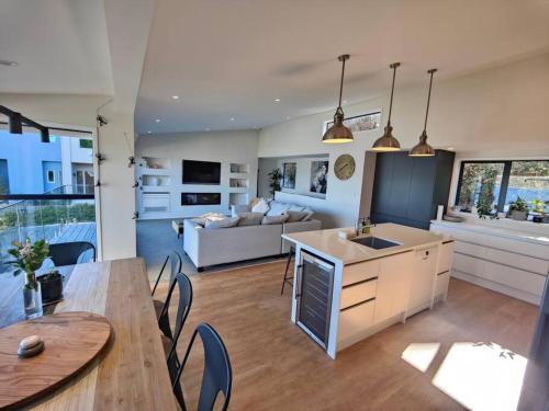 Sea views in lovely beach side area — 4-Star Luxury Hotel in Porirua, New Zealand