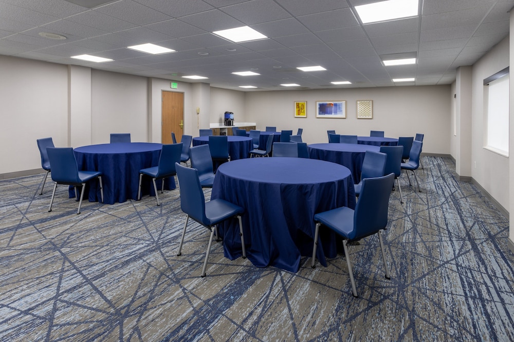 Holiday Inn Express & Suites Center Township by IHG - photo 32