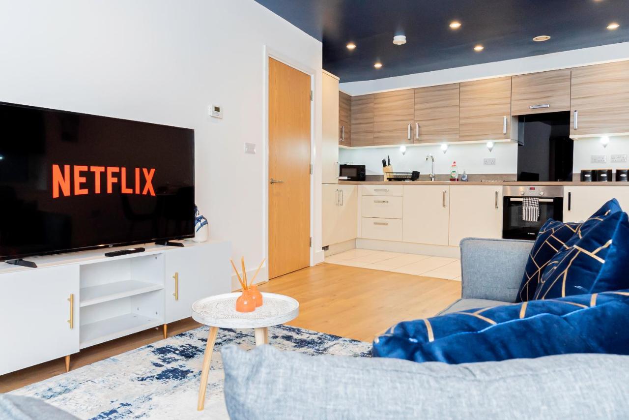 Modern 2BR Retreat in Southampton Balcony Free parking & Wifi — 4-Star Luxury Hotel in Southampton, United Kingdom