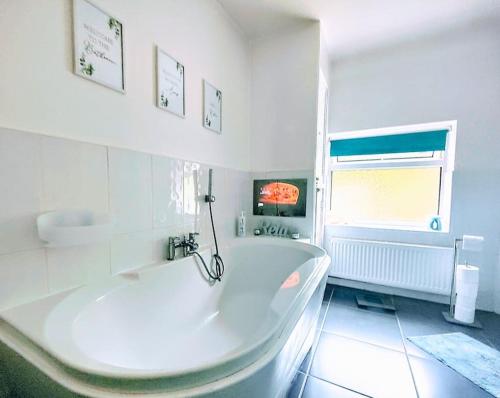 Whole house near Chester centre — 4-Star Luxury Hotel in Chester, United Kingdom