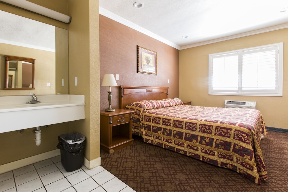 Beverly Inn - photo 6