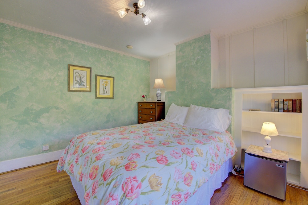 Secret Garden Inn and Cottages - photo 89
