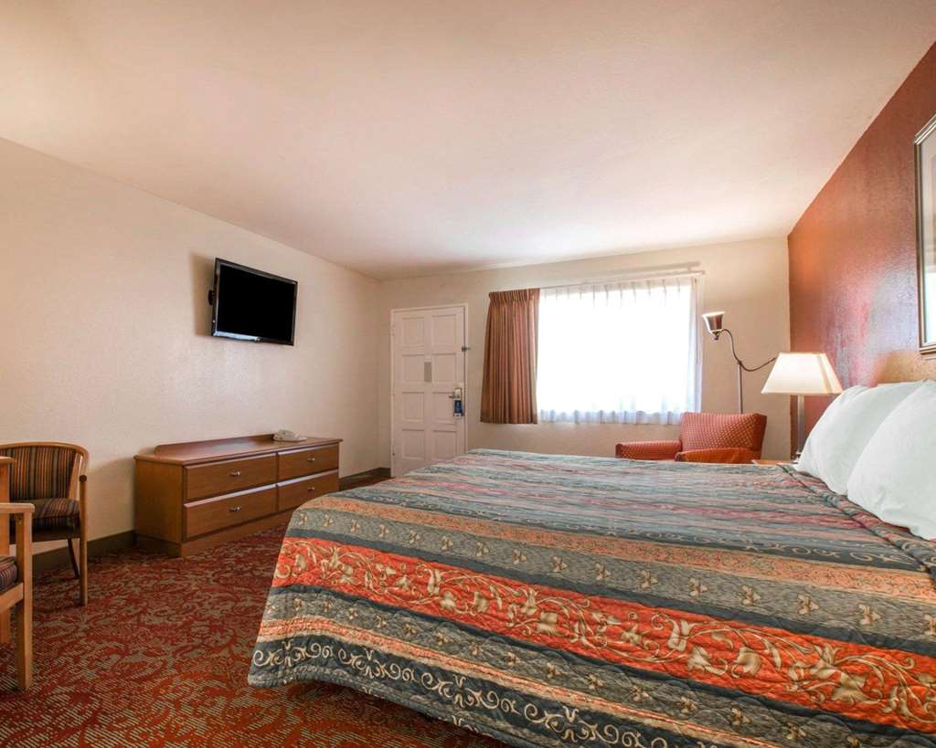 Rodeway Inn Fallbrook Downtown - photo 14