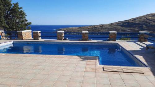 Cycladic House KRIOS with a Pool and 2min from the beach — 4-Star Luxury Hotel in Kythnos, Greece