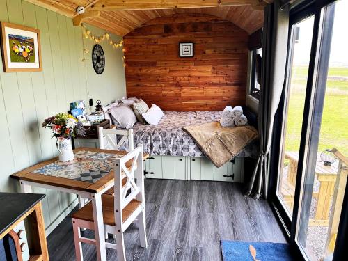 Luxury Shepherd Hut in the Peak District — Bakewell — photo 5