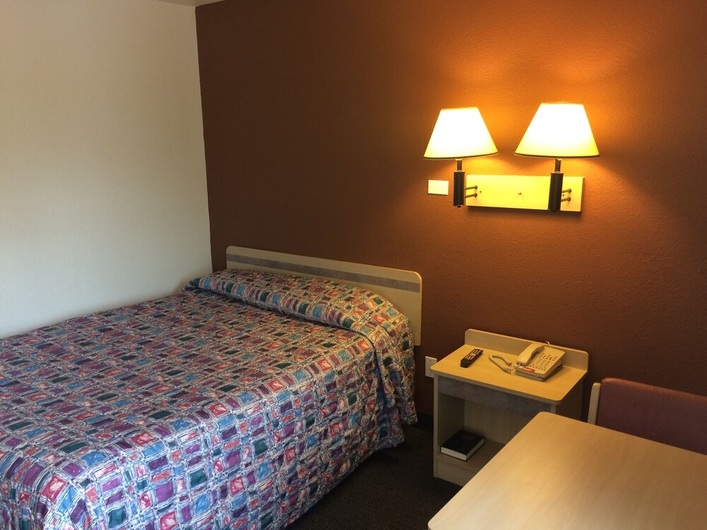 Travelodge by Wyndham Raton - photo 7