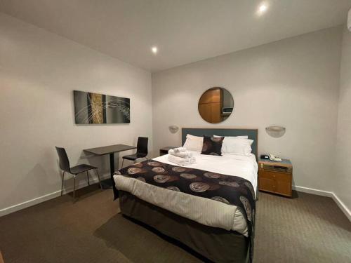 408 Lovely one BR ex hotel ensuite room in city in Adelaide, Australia