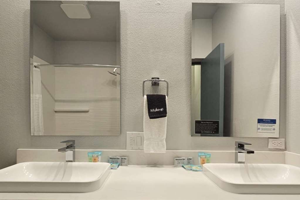 Edgewater Inn and Suites an Ascend Collection Hotel - photo 43