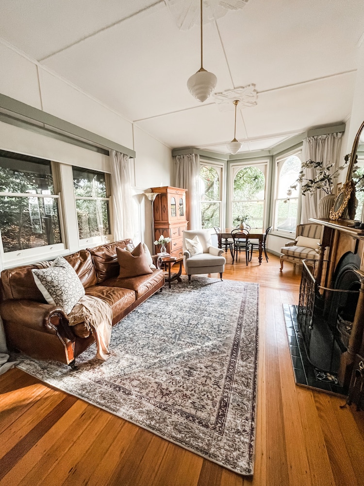 Woolrich Historic Garden Cottage — 4-Star Luxury Hotel in Olinda, Australia