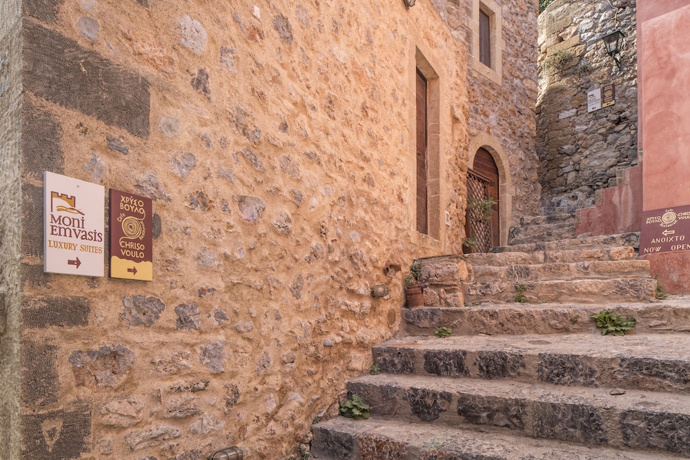 Moni Emvasis Luxury Suites — Gefyra — photo 2