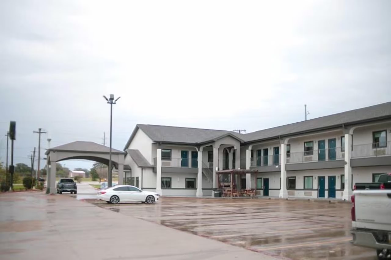 Days Inn & Suites by Wyndham Gonzales TX - carbon neutral hotel in Gonzales