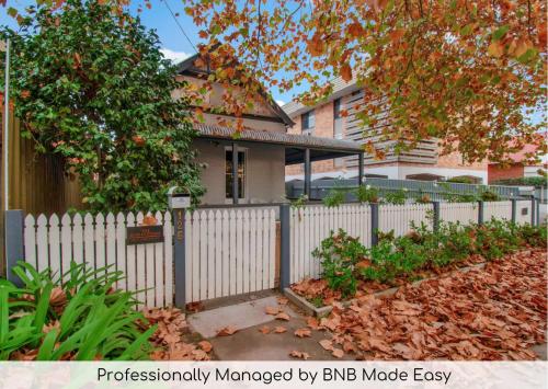 Rose Cottage Stroll to CBD Leafy Setting — 4-Star Luxury Hotel in Wagga Wagga, Australia