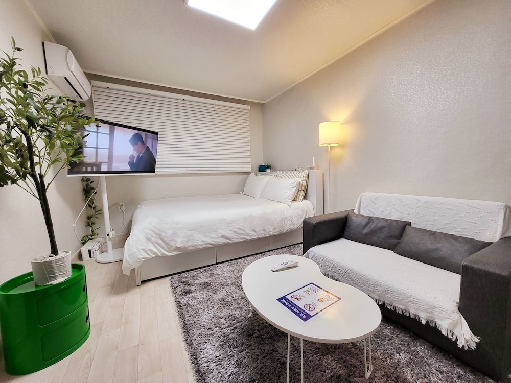 Moon House In Seoul #Quiet #Airport transport nearby#1 min to line2 nakseongdae subway — 4-Star Luxury Hotel in Seoul, South Korea