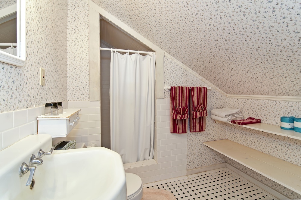 Manoa Valley Inn - photo 23