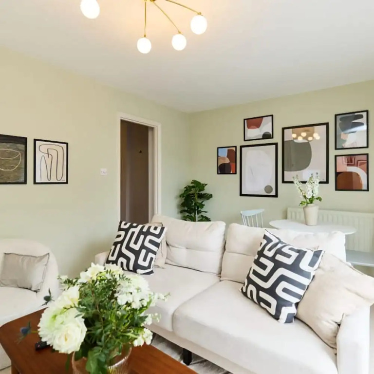 Bright 3BR duplex flat with a terrace in Clapham — 4-Star Luxury Hotel in London, United Kingdom