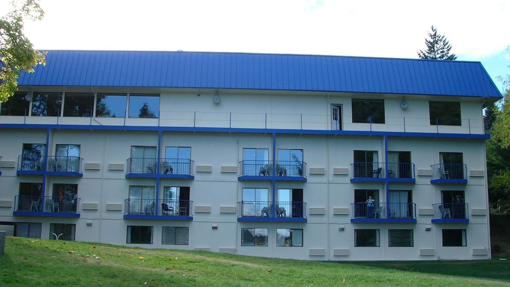 Oyster Bay Inn & Suites - photo 25