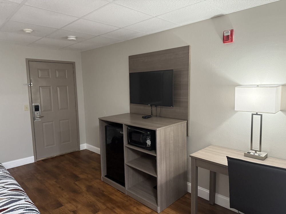 Red Roof Inn & Suites Swansea - photo 7