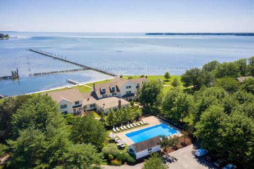 25 Bedrooms Retreat Center Waterfront Renovated — hotel in Royal Oak