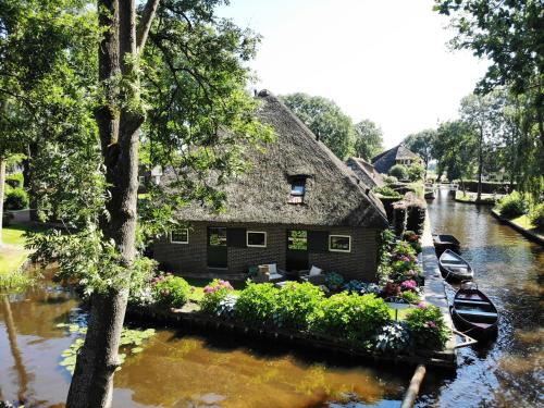 Plompeblad Guesthouse Giethoorn — 4-Star Luxury Hotel in Giethoorn, Netherlands