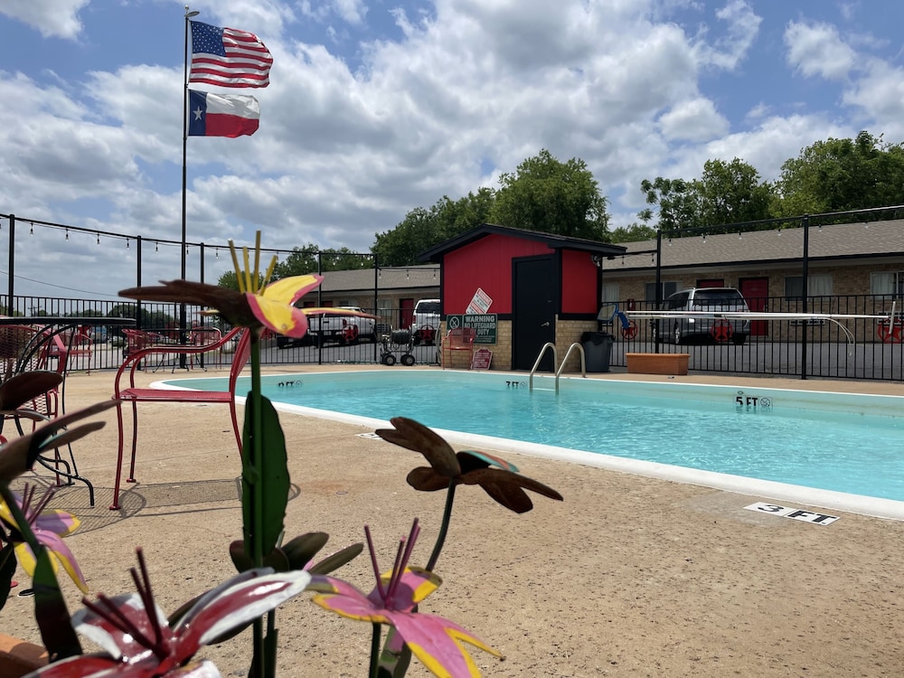 Glen Rose Inn and Suites - photo 15
