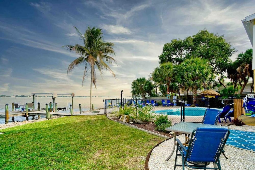 Gorgeous Waterfront Mermaid's Retreat Wows - photo 28