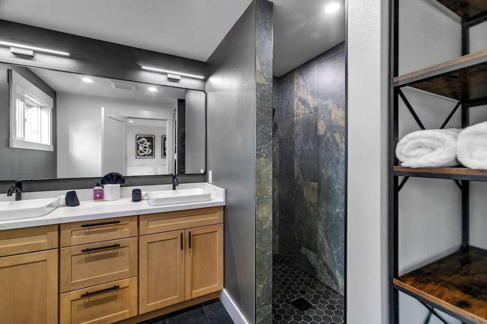 Sunny 3BR Retreat Near Everet Waterfront in Everett, United States