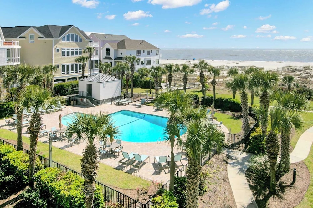 307 Summerhouse by AvantStay Oceanfront View Shared Pool — 4-Star Luxury Hotel in Isle Of Palms, United States