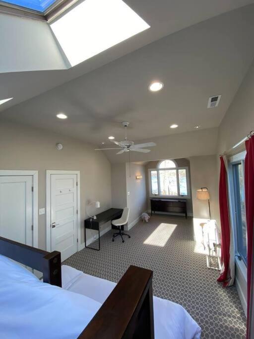 Luxury Modern Waterfront Retreat — 4-Star Luxury Hotel in Montross, United States