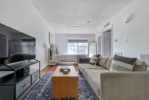 Blueground Gateway pool gym near movies ATX 240 — 4-Star Luxury Hotel in Austin, United States
