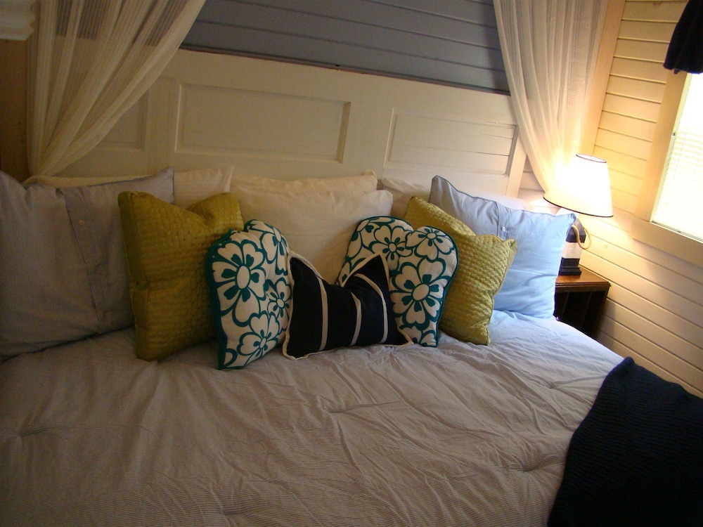 Bay Leaf Cottages & Bistro - photo 8