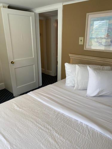 The Admiral Hotel Motel - photo 43