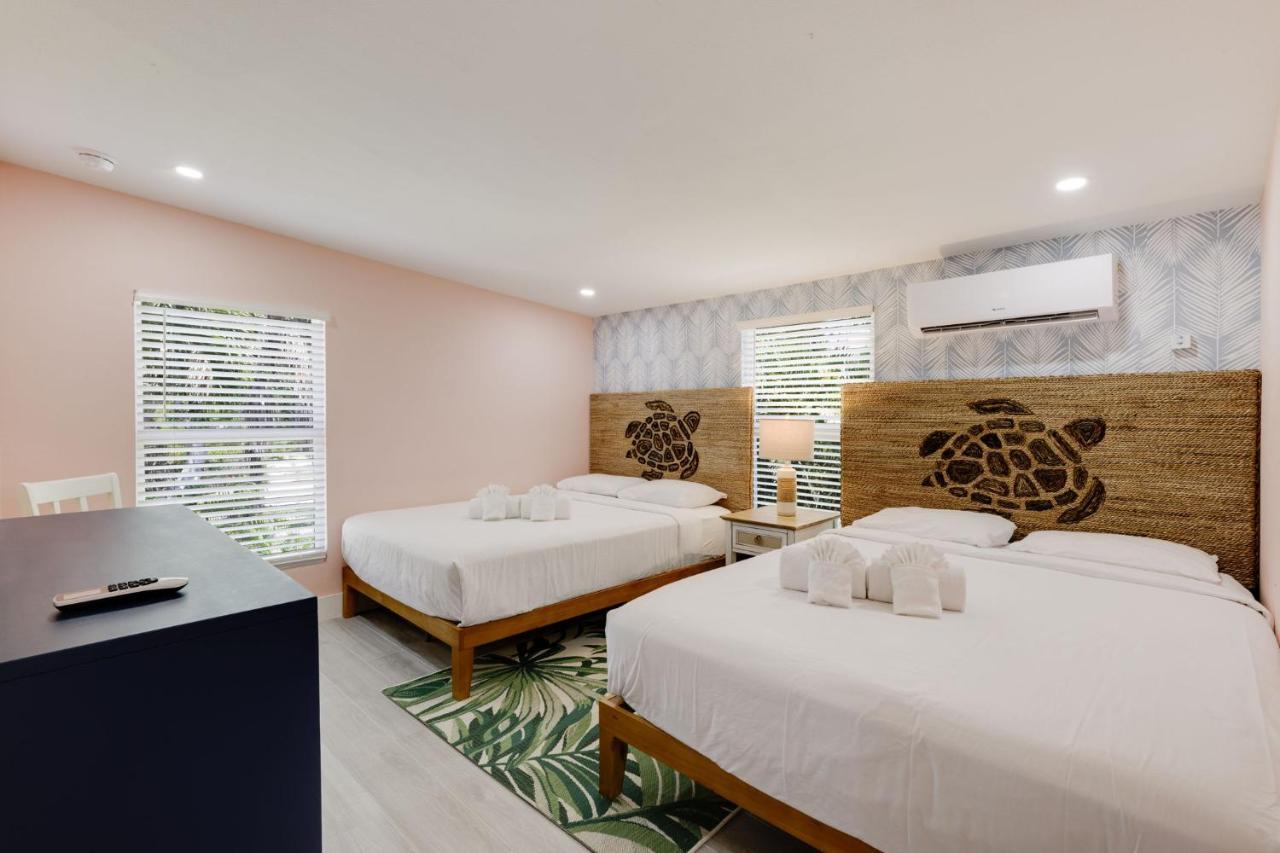 Charming Suite with Balcony and Bikes at Historic Sandpiper Inn — 4-Star Luxury Hotel in Sanibel, United States