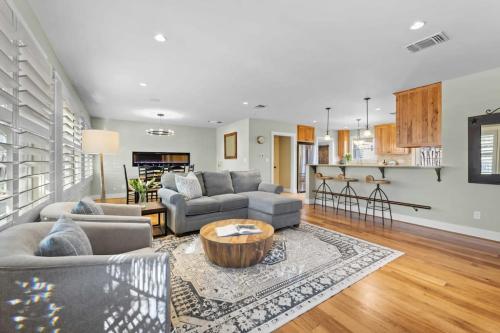 Beautiful Home seconds from Main St — 4-Star Luxury Hotel in Fredericksburg, United States