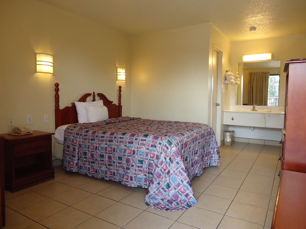 Super 6 Inn Suites - photo 11