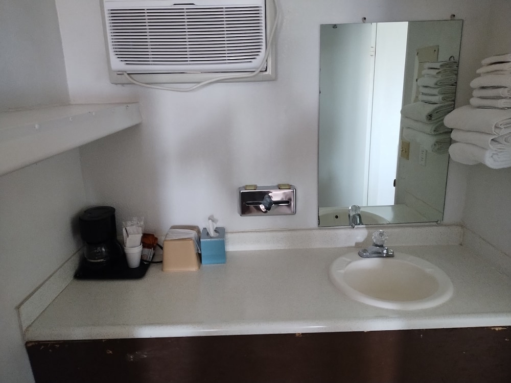 First Interstate Inn - photo 2