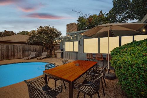 4 BD Serene Hideaway w Pool Foosball and Patio — 4-Star Luxury Hotel in Dallas, United States