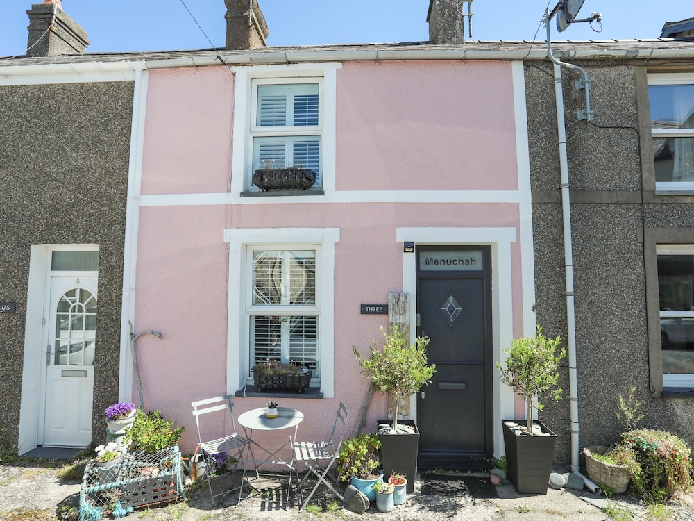 Menuchah in Criccieth, United Kingdom