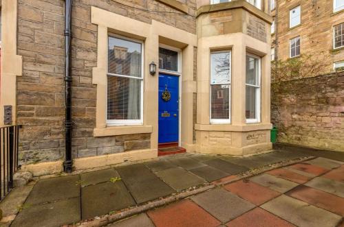 Palm Tree Apartment Period Home with Cat — 4-Star Luxury Hotel in Edinburgh, United Kingdom
