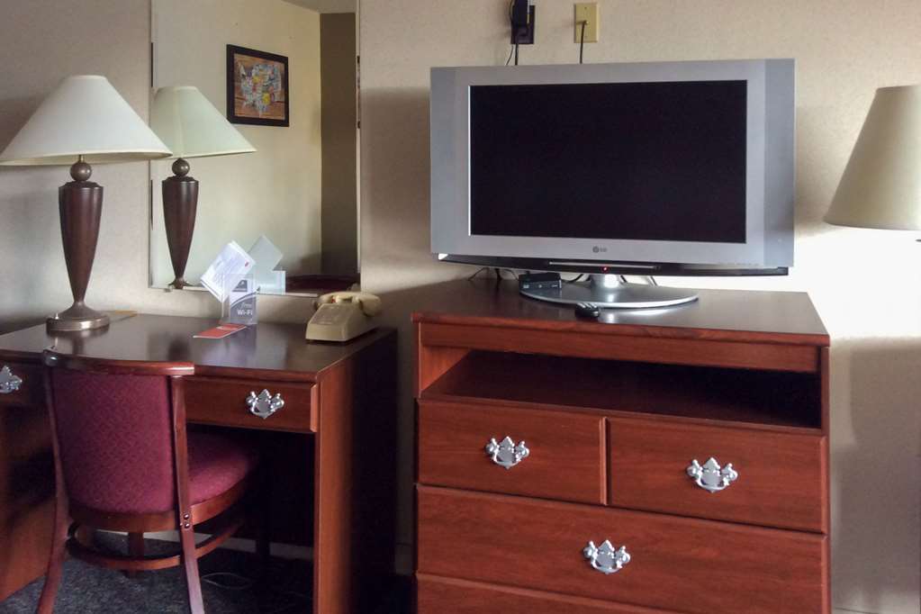 Econo Lodge Cortland Downtown - photo 11