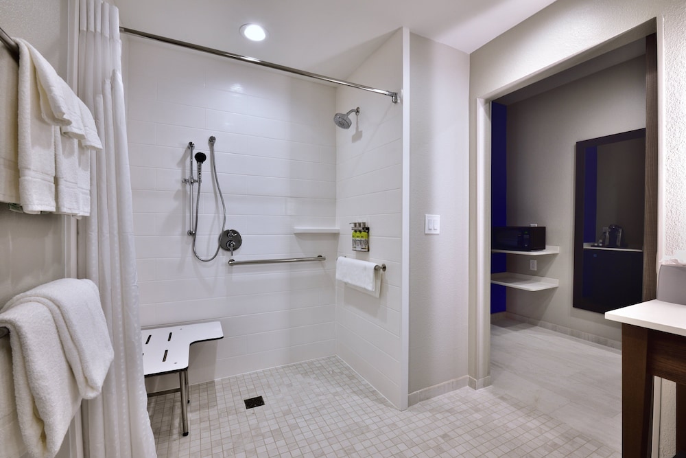 Holiday Inn Express & Suites Spring Woodlands Area by IHG - photo 2