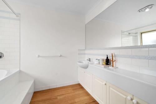 Cloud Nine Centre of town walk everywhere in Apollo Bay, Australia