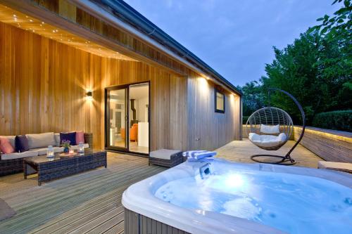Orchard Lodge Strawberryfield Park — 4-Star Luxury Hotel in Cheddar, United Kingdom